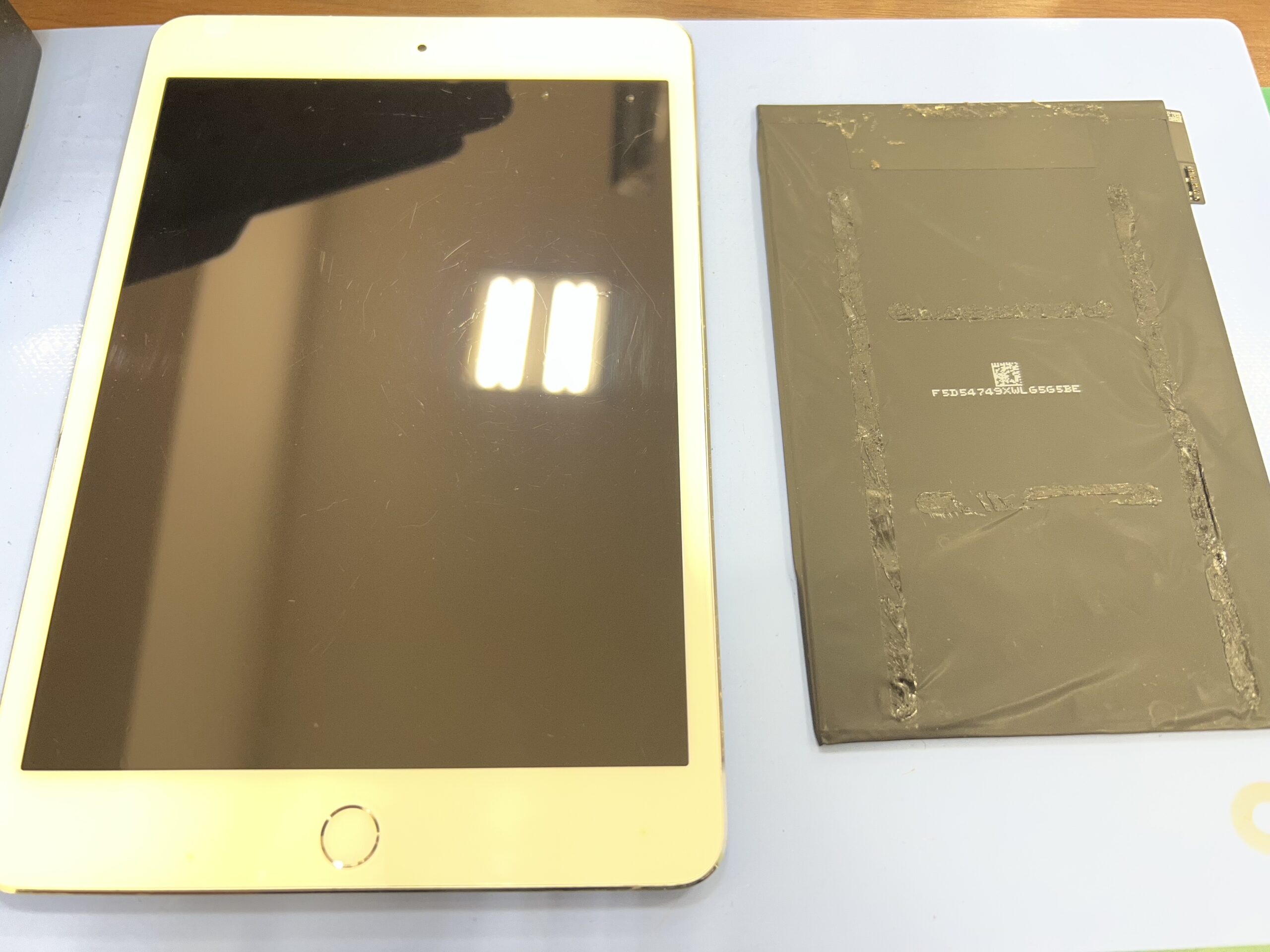 iPad mini(第4世代)バッテリー交換修理させて頂きました【国立市からご